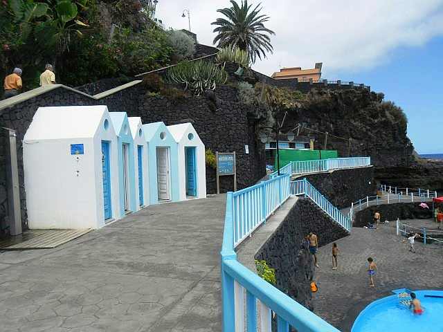 charco-azul-auf-la-palma-umkleidekabinen